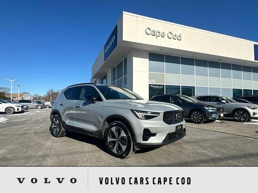 2024 Volvo XC40 B5 Core Dark Theme