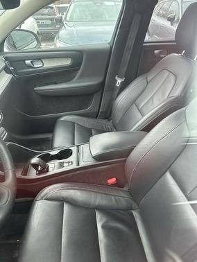 2024 Volvo XC40 B5 Core Dark Theme