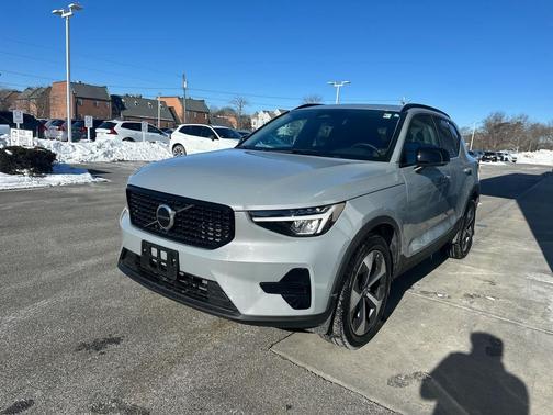 2024 Volvo XC40 B5 Core Dark Theme