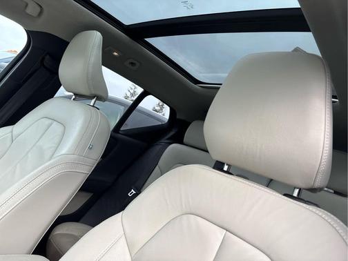 2023 Volvo XC40 B5 Plus Dark Theme