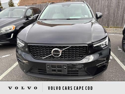 2023 Volvo XC40 B5 Plus Dark Theme