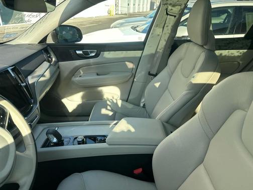 2024 Volvo XC60 B5 Core Dark Theme