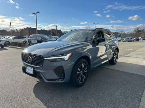 2024 Volvo XC60 B5 Core Dark Theme