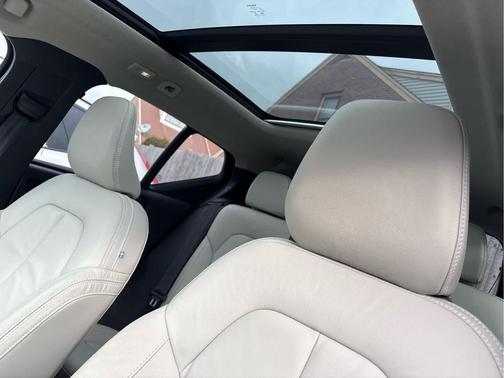 2023 Volvo XC40 B5 Plus Dark Theme