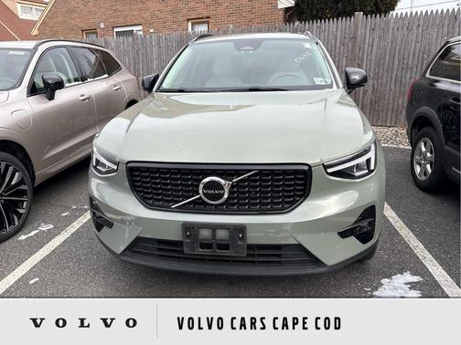 2023 Volvo XC40 B5 Plus Dark Theme