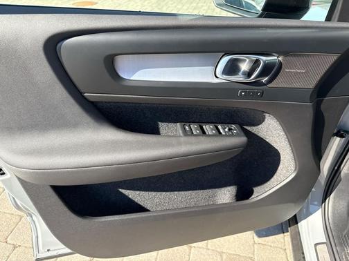 Vapour Grey Metallic 2026 Volvo XC40 Black Edition Ultra, B5 AWD Gas (mild hybrid)