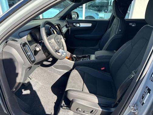 Vapour Grey Metallic 2026 Volvo XC40 Black Edition Ultra, B5 AWD Gas (mild hybrid)