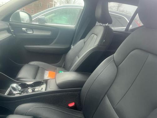 2025 Volvo XC40 B5 Plus Bright Theme