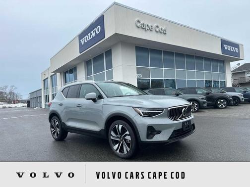 2025 Volvo XC40 B5 Plus Bright Theme