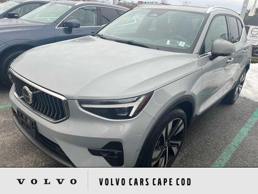 2025 Volvo XC40 B5 Plus Bright Theme