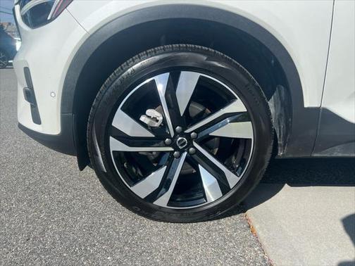 2025 Volvo XC40 B5 Plus Dark Theme