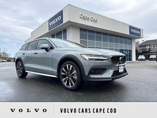 Vapour Grey Metallic 2026 Volvo V60 Cross Country Ultra, B5 AWD Gas (mild hybrid)