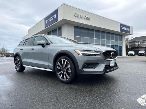 Vapour Grey Metallic 2026 Volvo V60 Cross Country Ultra, B5 AWD Gas (mild hybrid)