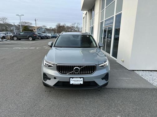 2025 Volvo XC40 B5 Core Bright Theme