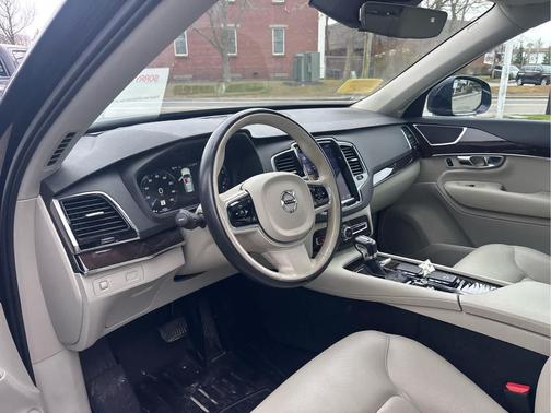 2017 Volvo XC90 T6 Momentum