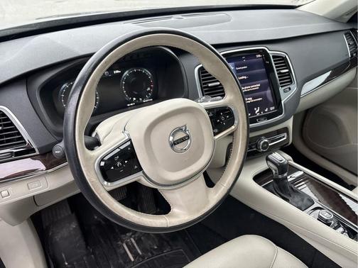 2017 Volvo XC90 T6 Momentum