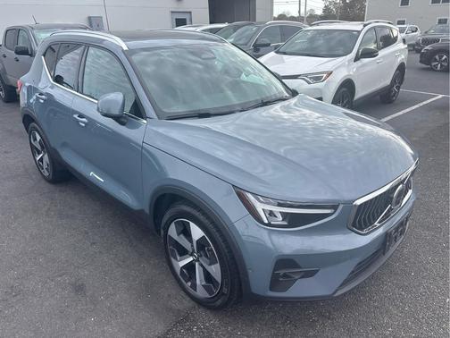 2023 Volvo XC40 B5 Plus Bright Theme