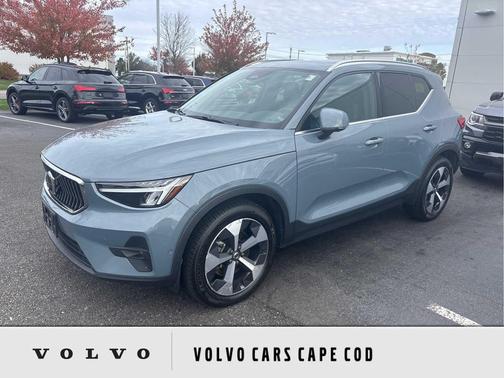 2023 Volvo XC40 B5 Plus Bright Theme