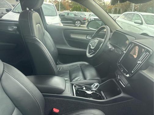 2023 Volvo XC40 B5 Plus Bright Theme