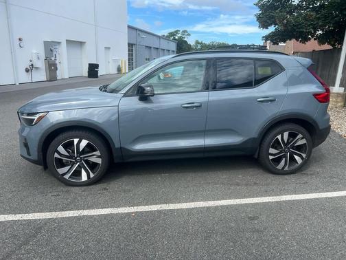 2023 Volvo XC40 B5 Plus Dark Theme