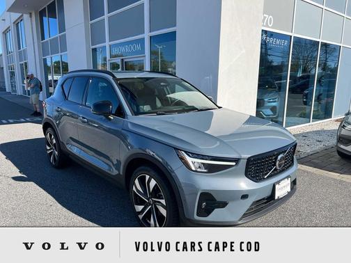 2023 Volvo XC40 B5 Plus Dark Theme