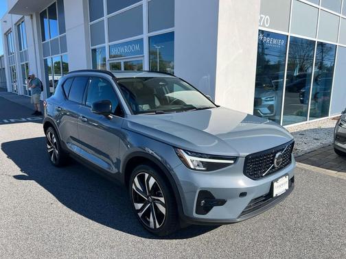 2023 Volvo XC40 B5 Plus Dark Theme