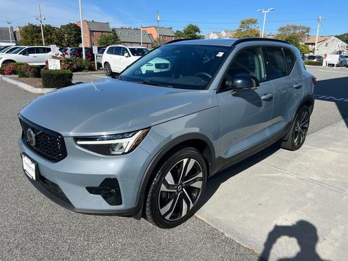 2023 Volvo XC40 B5 Plus Dark Theme