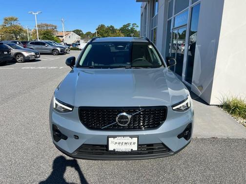 2023 Volvo XC40 B5 Plus Dark Theme