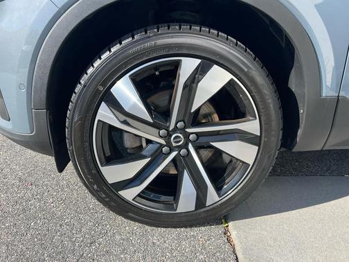 2023 Volvo XC40 B5 Plus Dark Theme