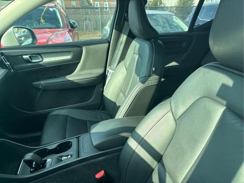 2023 Volvo XC40 B5 Core