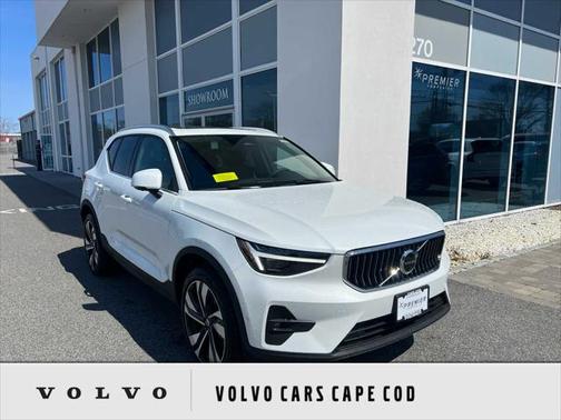 2025 Volvo XC40 B5 Plus Bright Theme