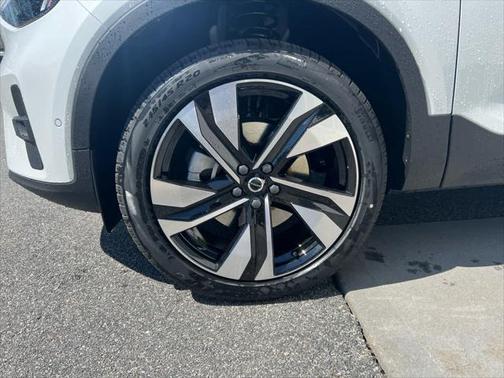 2025 Volvo XC40 B5 Plus Bright Theme