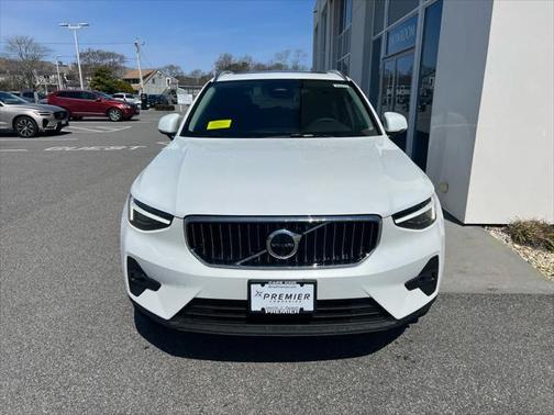 2025 Volvo XC40 B5 Plus Bright Theme
