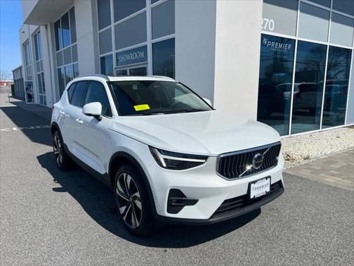 2025 Volvo XC40 B5 Plus Bright Theme