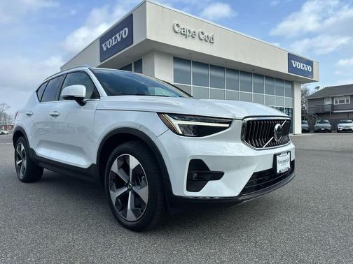 2023 Volvo XC40 B5 Plus Bright Theme