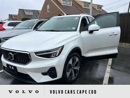 2023 Volvo XC40 B5 Plus Bright Theme
