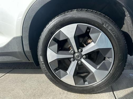 2023 Volvo XC40 B5 Plus Bright Theme