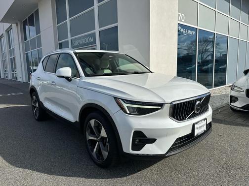 2023 Volvo XC40 B5 Plus Bright Theme