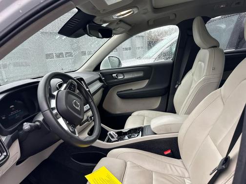 2023 Volvo XC40 B5 Plus Bright Theme