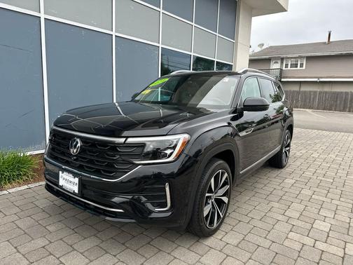 Deep Black Pearl 2024 Volkswagen Atlas 2.0T SEL Premium R-Line 4MOTION