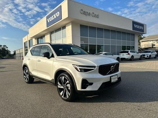 Crystal White Metallic 2023 Volvo XC40 B5 Plus Dark Theme