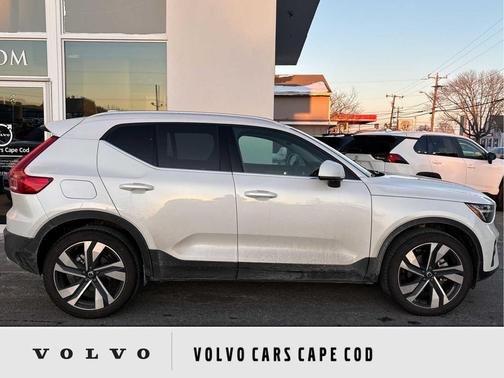 2025 Volvo XC40 B5 Plus Bright Theme