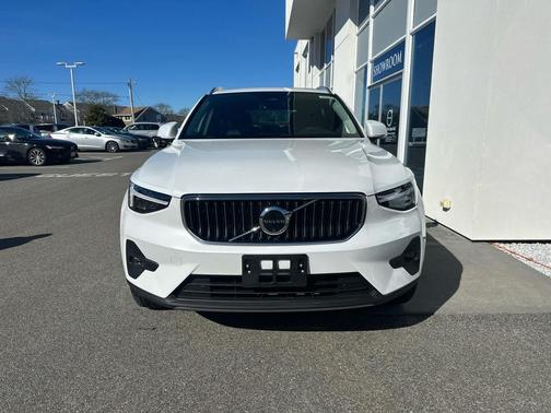 2025 Volvo XC40 B5 Plus Bright Theme