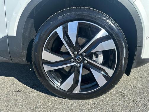 2025 Volvo XC40 B5 Plus Bright Theme