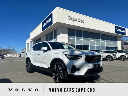 2025 Volvo XC40 B5 Plus Bright Theme