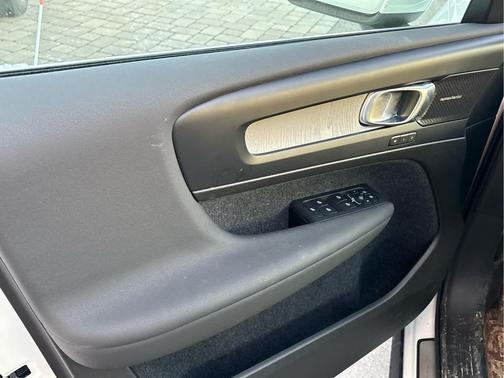 2025 Volvo XC40 B5 Plus Bright Theme