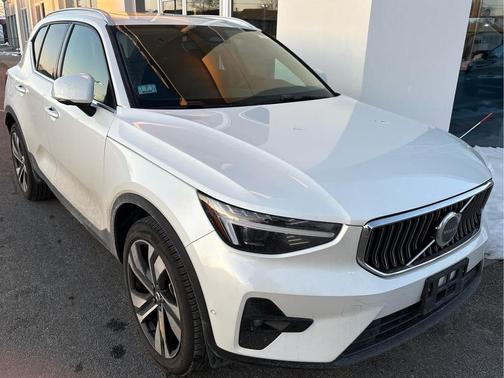 2025 Volvo XC40 B5 Plus Bright Theme