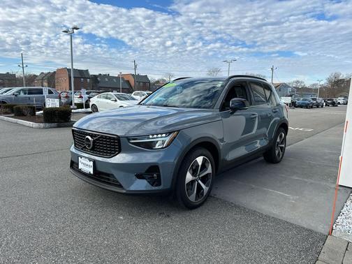 2023 Volvo XC40 B5 Plus Dark Theme