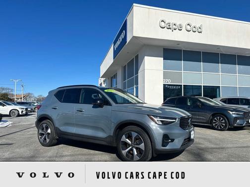 2023 Volvo XC40 B5 Plus Dark Theme