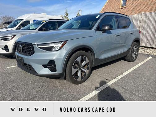 2023 Volvo XC40 B5 Plus Dark Theme